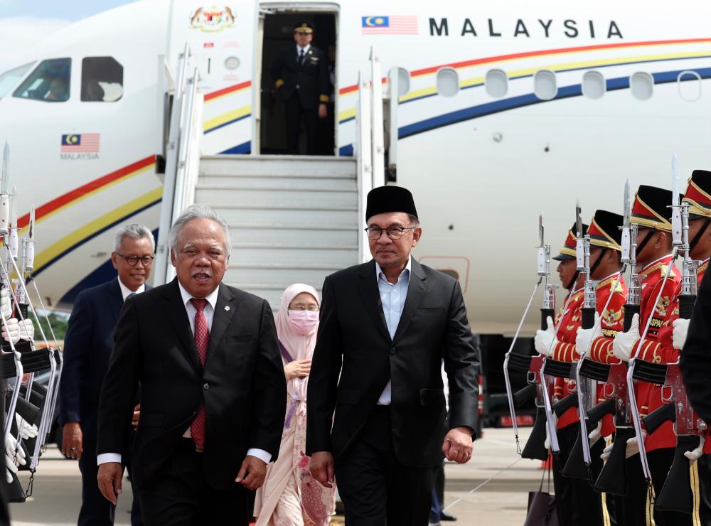 Anwar tiba di Indonesia untuk lawatan rasmi pertama ke luar negara sebagai PM Anwar tiba di Indonesia untuk lawatan rasmi pertama ke luar negara sebagai PM