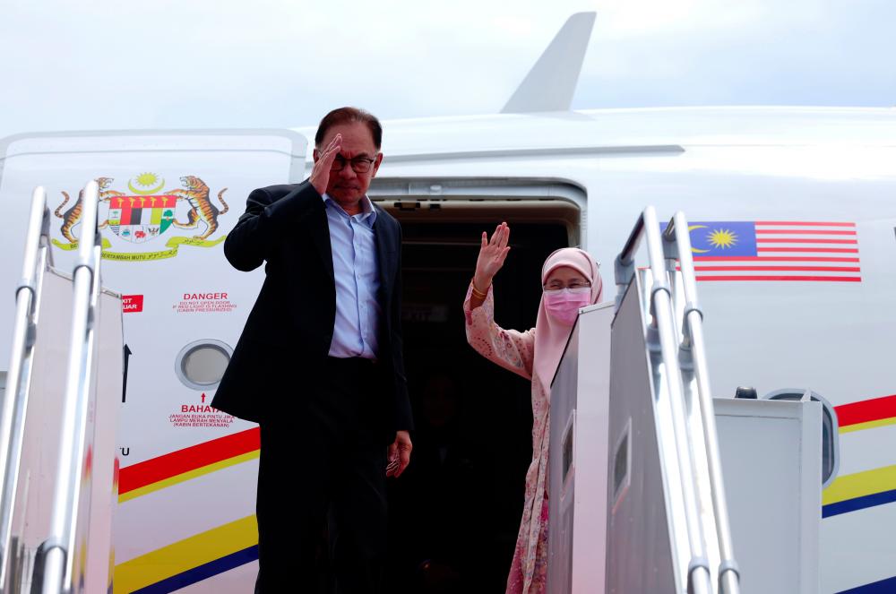 Anwar tiba di Kuching untuk lawatan sulung sebagai PM