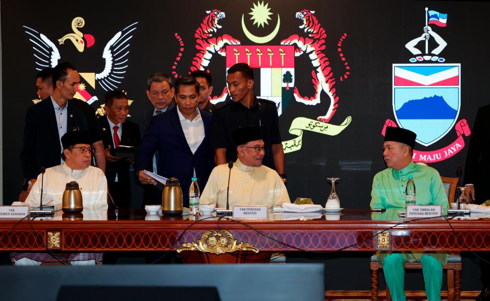 Anwar umum peruntukan RM1 bilion untuk naik taraf prasarana sempadan Sarawak, Sabah Anwar umum peruntukan RM1 bilion untuk naik taraf prasarana sempadan Sarawak, Sabah
