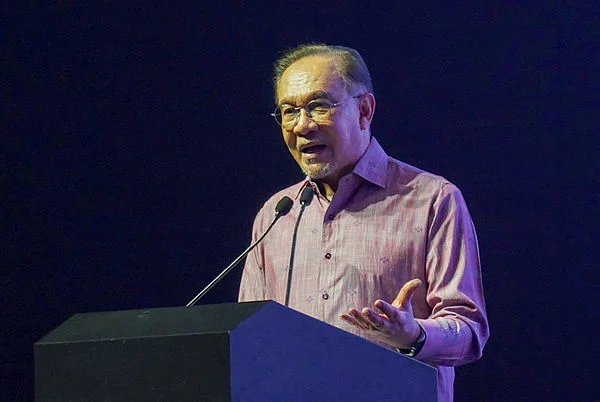 PM Anwar touched by students' creative Aidilfitri cards