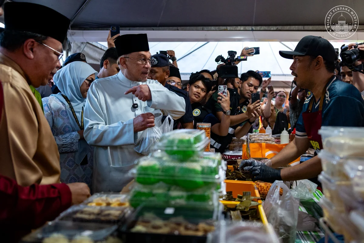 Anwar visits Kuching Ramadan bazaar, meets traders and visitors
