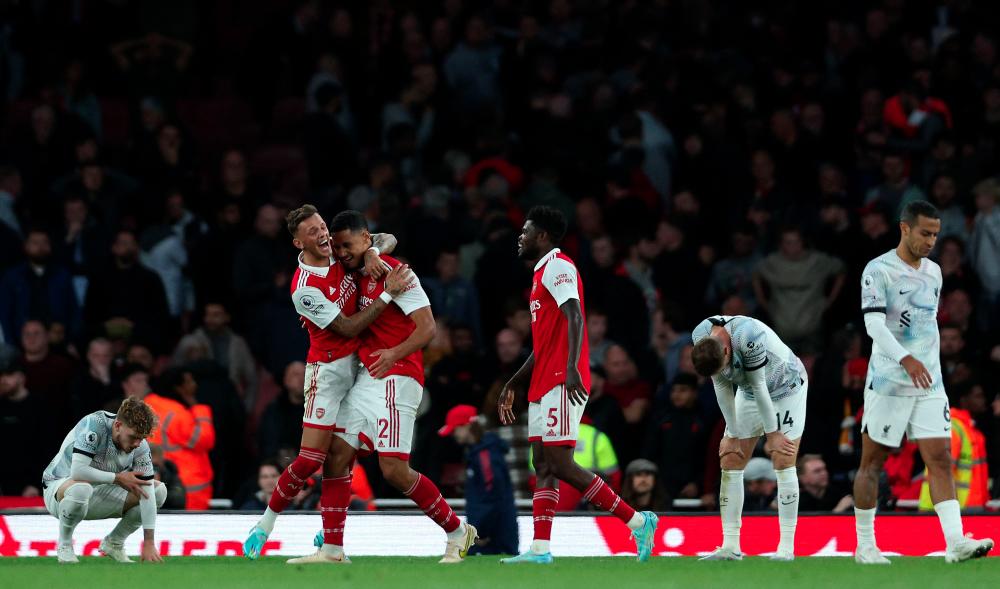 Arsenal beat Liverpool to go top, Ronaldo hits 700 in Man Utd win
