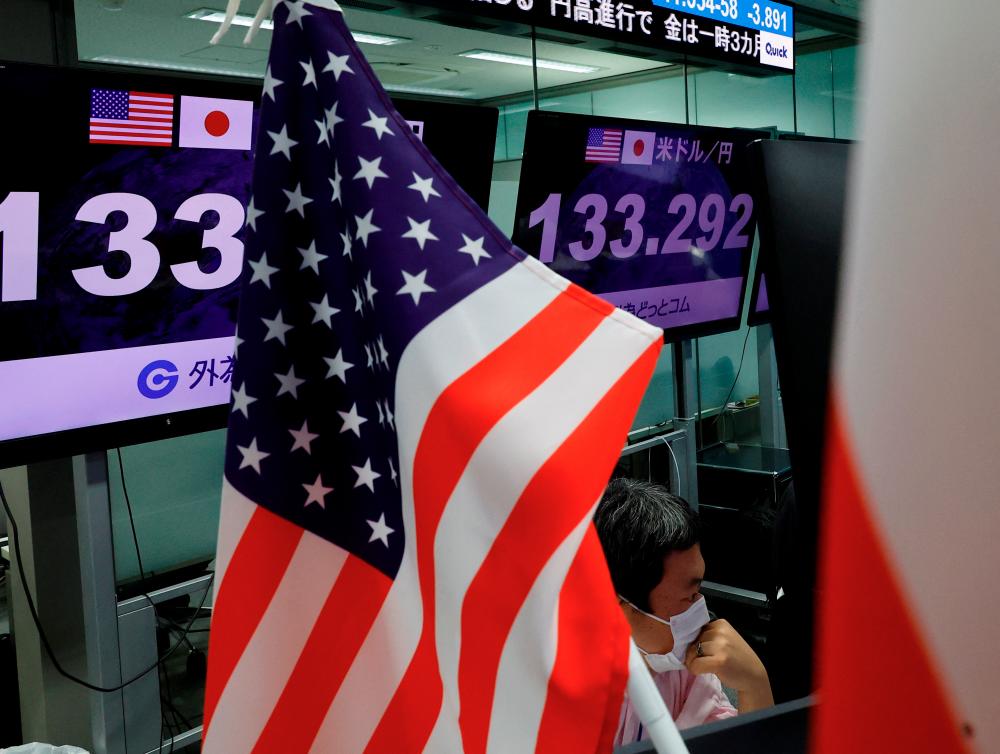 As Bank of Japan switches gears, roaring dollar hits the skids As Bank of Japan switches gears, roaring dollar hits the skids