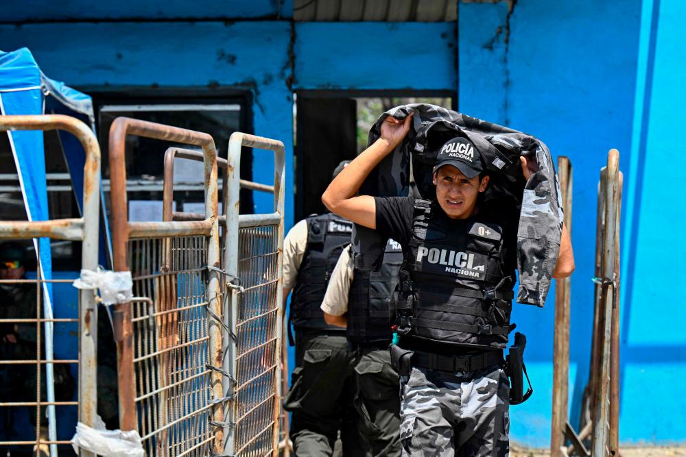 As violence torments Ecuadoran city of Guayaquil, even police cower As violence torments Ecuadoran city of Guayaquil, even police cower