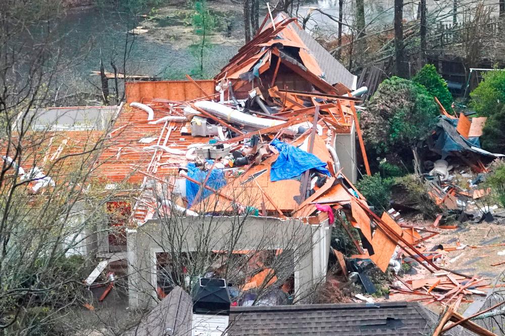 At least 5 killed as tornadoes rip through Alabama, destroying homes