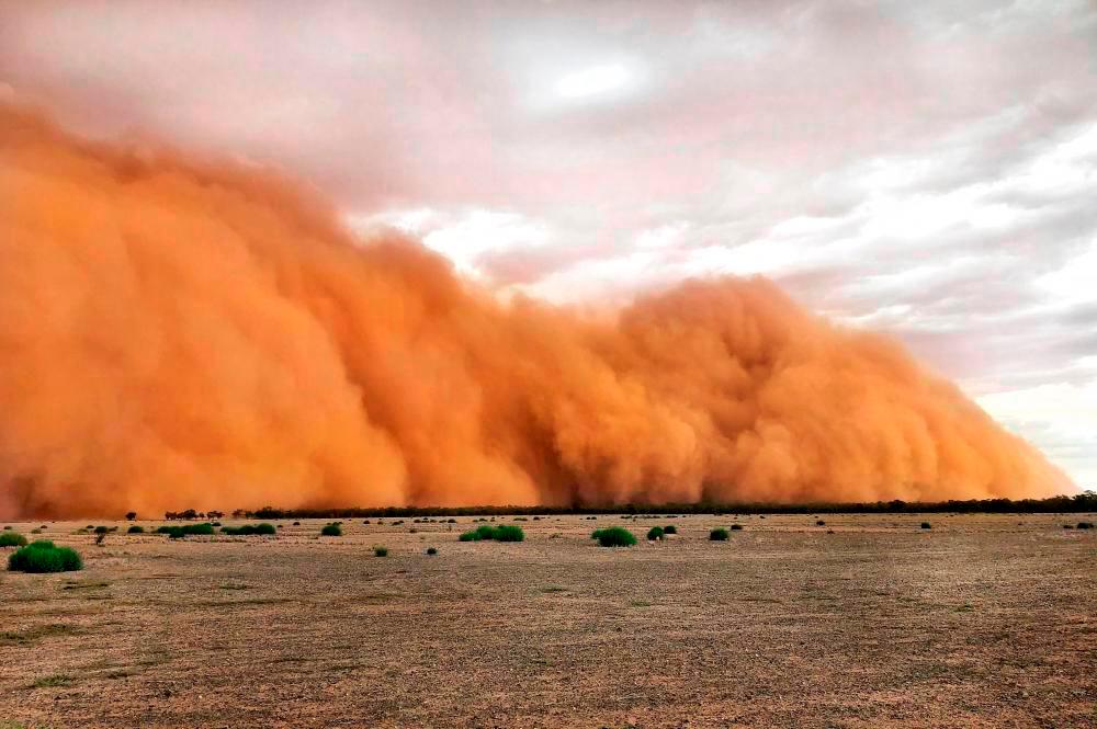 ‘Avoid driving’: Dust alerts as storms return to UAE ‘Avoid driving’: Dust alerts as storms return to UAE