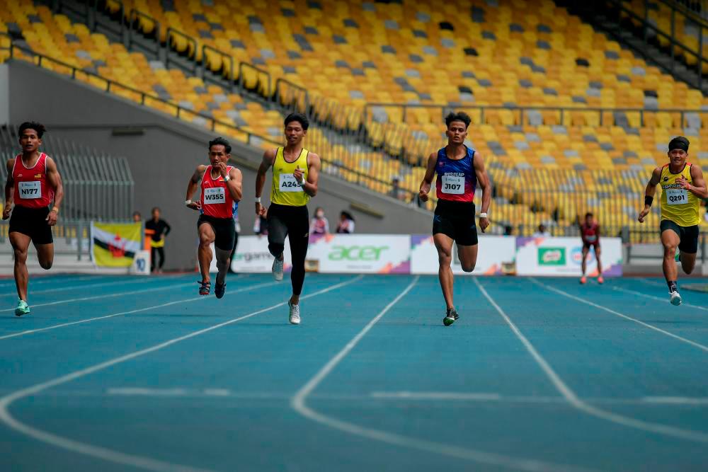 Azeem breaks national indoor 60m sprint record in Texas Azeem breaks national indoor 60m sprint record in Texas