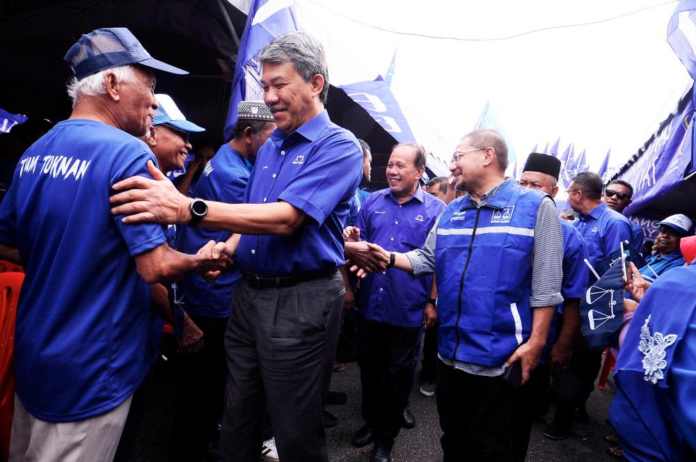 BN must ensure 90% of loyal voters come out to vote tomorrow: Mohamad BN must ensure 90% of loyal voters come out to vote tomorrow: Mohamad