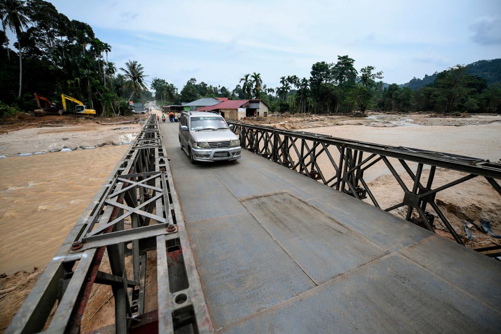 Baling floods: Installation of temporary bridge at Kampung Iboi brings relief to villagers Baling floods: Installation of temporary bridge at Kampung Iboi brings relief to villagers