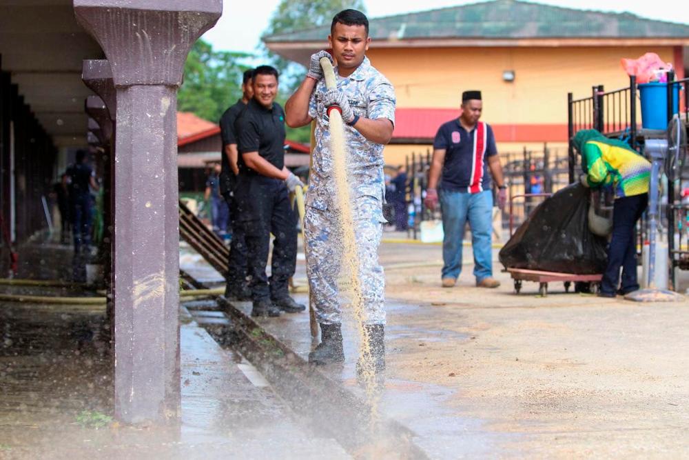 Baling floods: Istana Negara Disaster Relief Team carries out clean-up work at school