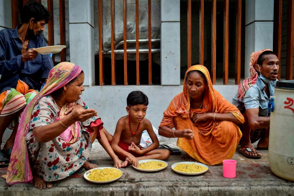Bangladesh street kitchens battle to keep free food on the menu Bangladesh street kitchens battle to keep free food on the menu