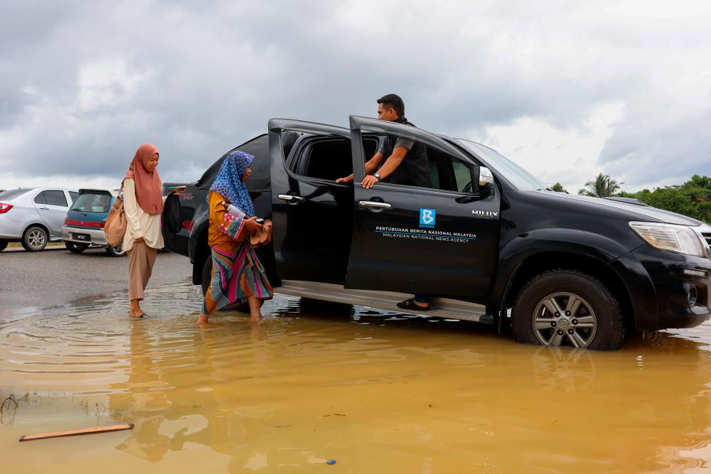 Banjir: Petronas sumbang 30,000 liter diesel, 10,000 liter petrol Banjir: Petronas sumbang 30,000 liter diesel, 10,000 liter petrol