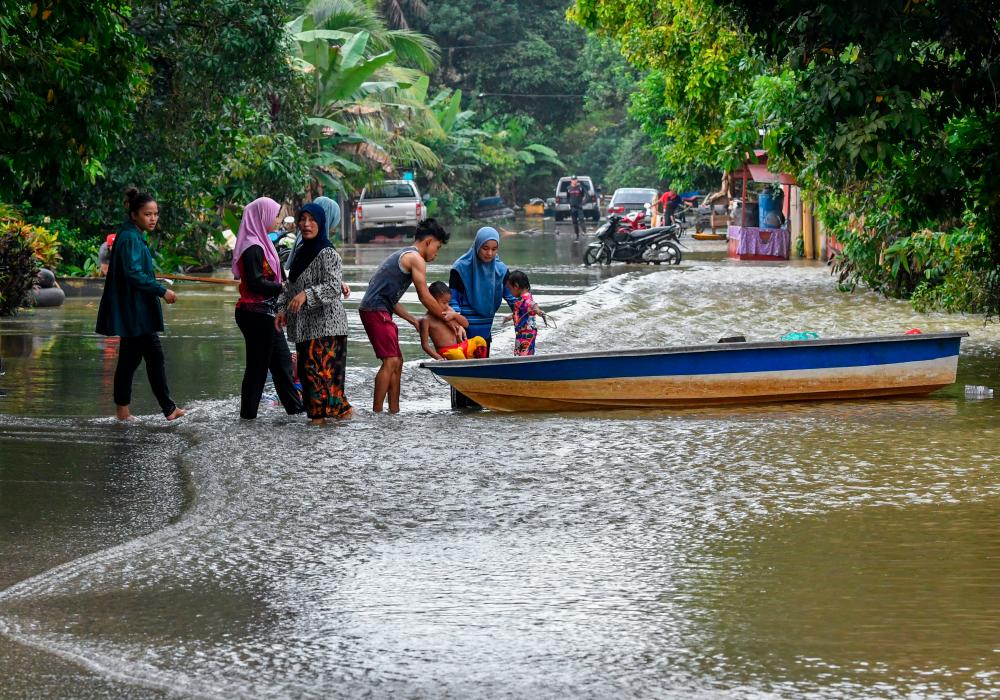 Banjir: Sampan jadi pengangkutan utama penduduk Kampung Bawah Lembah