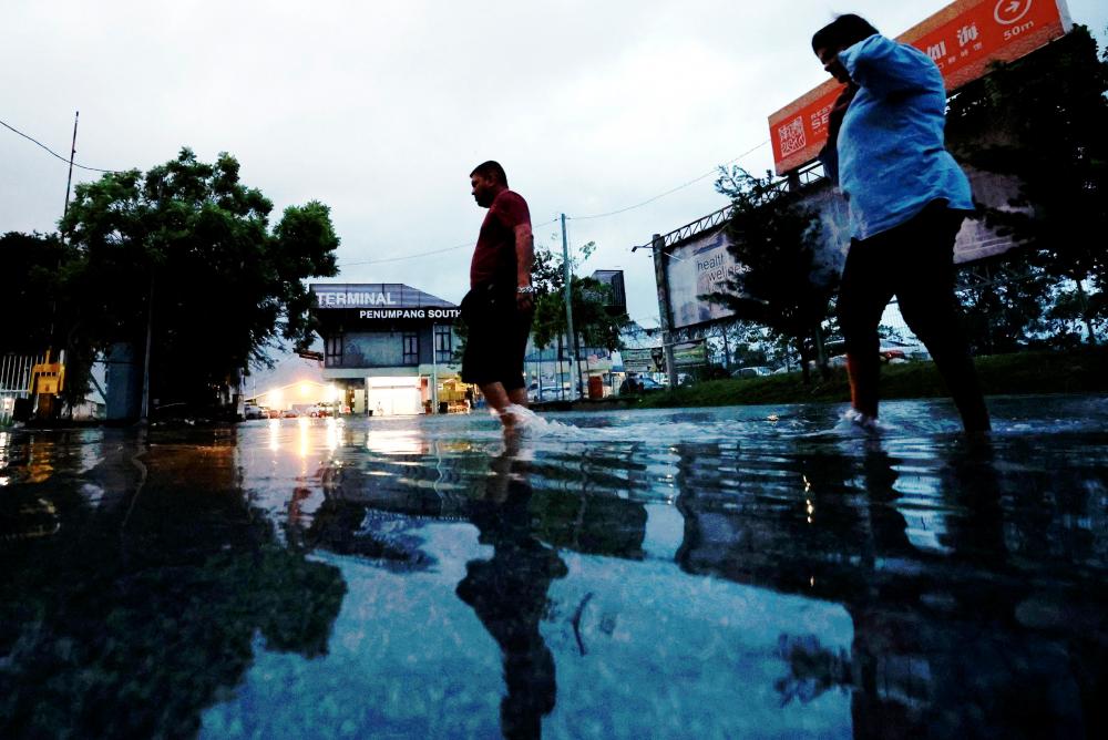 Beberapa kawasan di Shah Alam, Meru dilanda banjir kilat: Bomba Selangor Beberapa kawasan di Shah Alam, Meru dilanda banjir kilat: Bomba Selangor