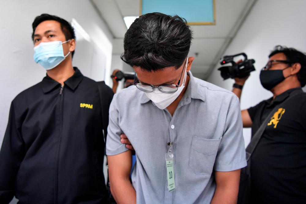 Bekas penjawat awam mengaku salah palsukan dokumen didenda RM7,000