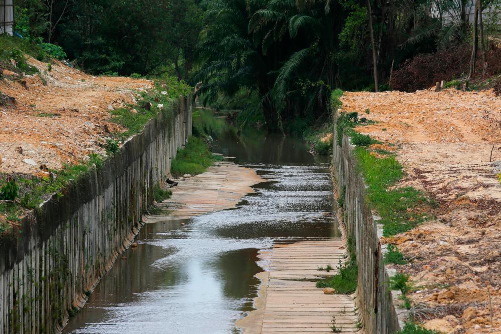 Black spots in Sungai Kim Kim not toxic wastes â Tuan Ibrahim