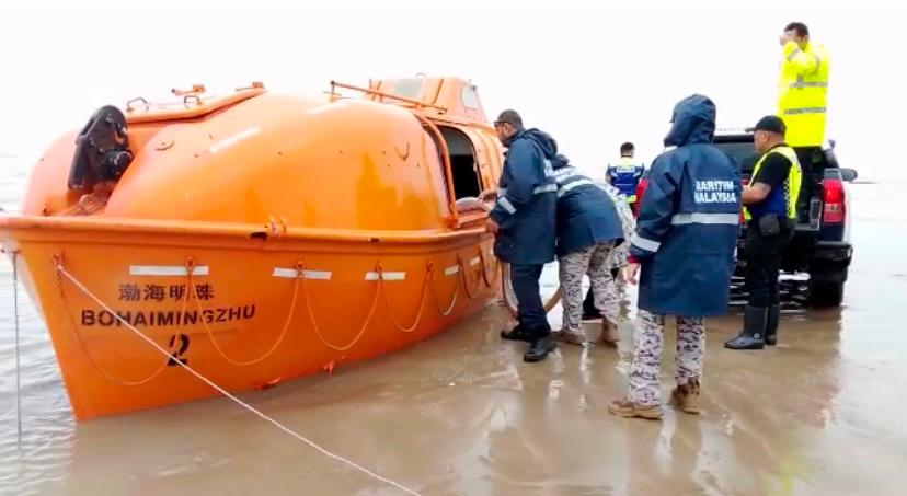 Bot penyelamat terdampar di Pantai Trombol dipercayai milik kapal kargo China Bot penyelamat terdampar di Pantai Trombol dipercayai milik kapal kargo China
