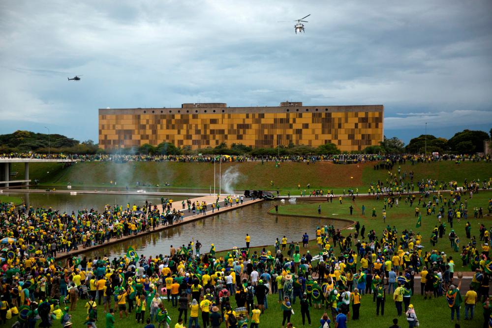 Brazil’s top court removes Brasilia governor over pro-Bolsonaro riots Brazil’s top court removes Brasilia governor over pro-Bolsonaro riots