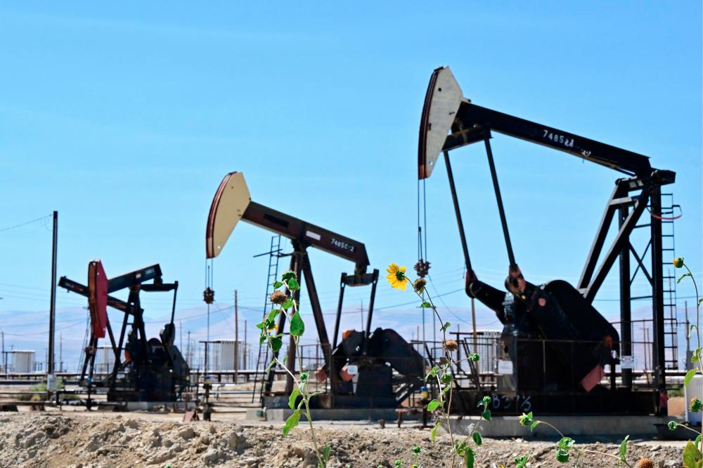 Brent edges lower, US crude holds steady Brent edges lower, US crude holds steady