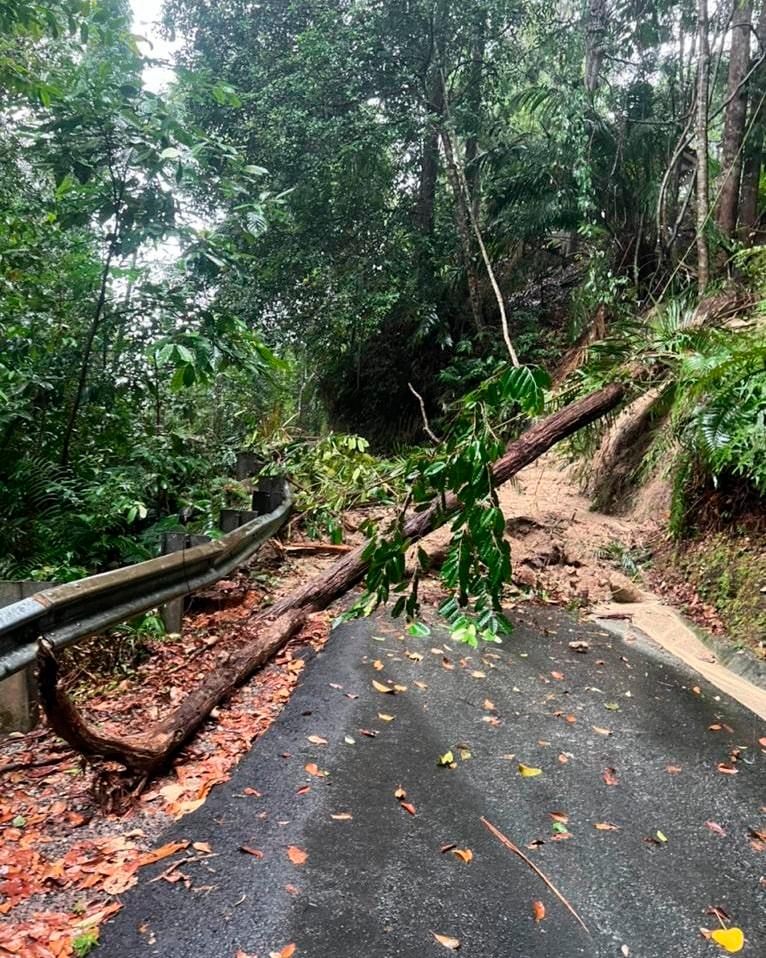 Bukit Larut ditutup akibat tanah runtuh, pokok tumbang halang laluan utama