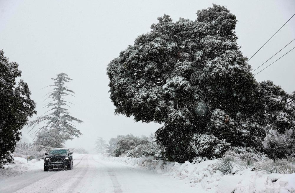 California winter storm leaves over 100,000 homes, businesses without power