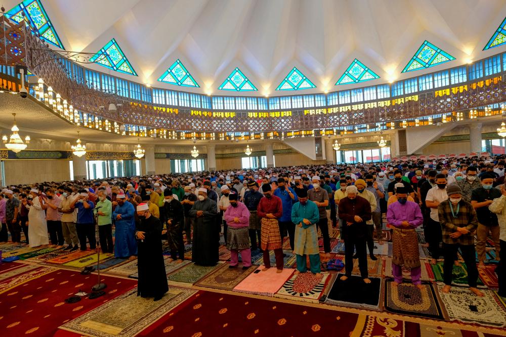 Calon, pemimpin, petugas parti politik dilarang ambil alih jadi imam, khatib di Perak Calon, pemimpin, petugas parti politik dilarang ambil alih jadi imam, khatib di Perak