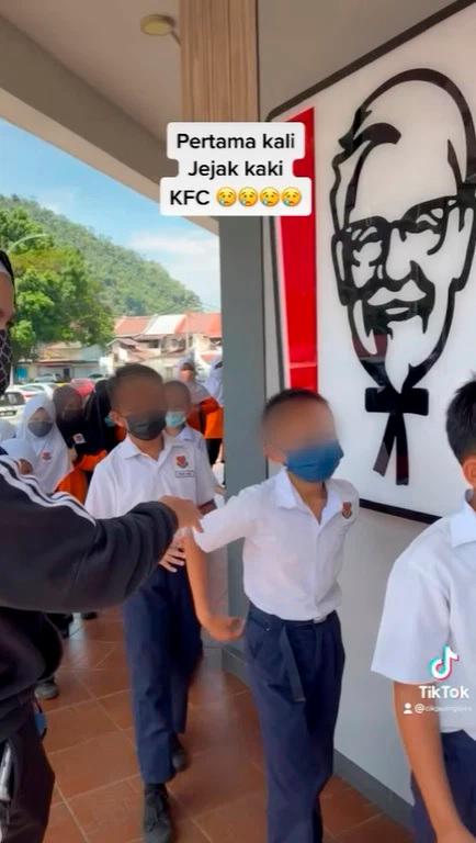 Caring teacher fulfills her students’ dream of eating KFC Caring teacher fulfills her students’ dream of eating KFC