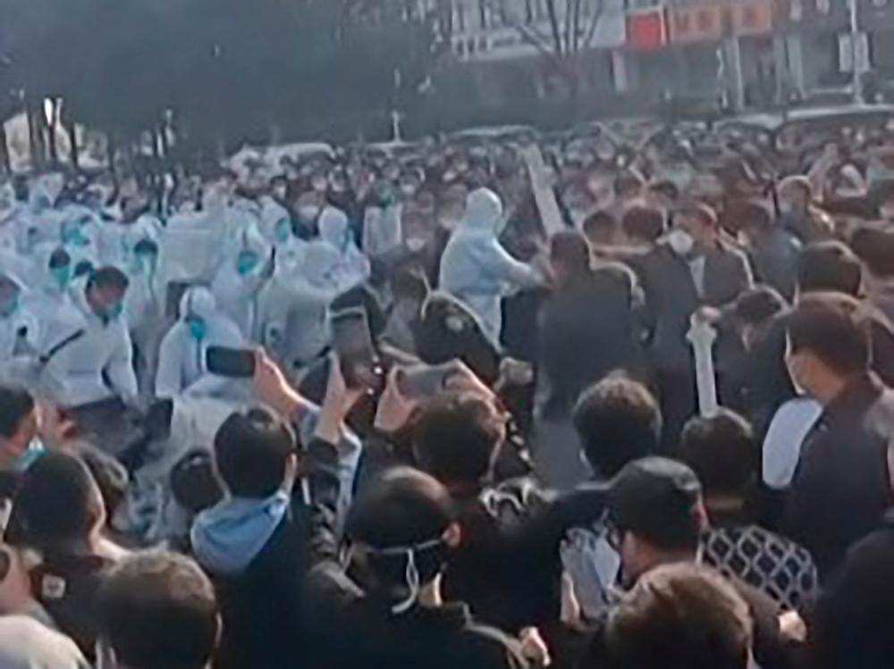 China’s ‘iPhone city’ tightens Covid rules after violent protests China’s ‘iPhone city’ tightens Covid rules after violent protests