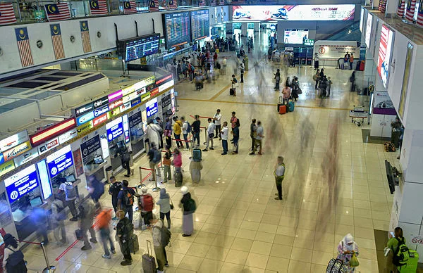 City_dwellers_flock_to_bus_terminals_to_avoid_festive_driving_fatigue City dwellers flock to bus terminals to avoid festive driving fatigue