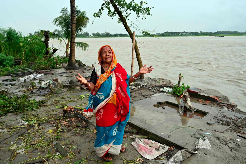 Climate refugees flee as Bangladesh villages washed away Climate refugees flee as Bangladesh villages washed away
