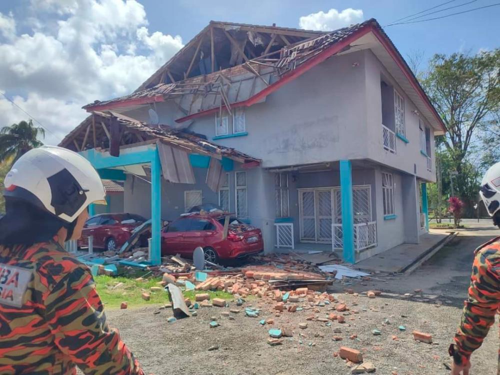 Collapsed roof at Pekan health clinic staff quarters damages two cars Collapsed roof at Pekan health clinic staff quarters damages two cars
