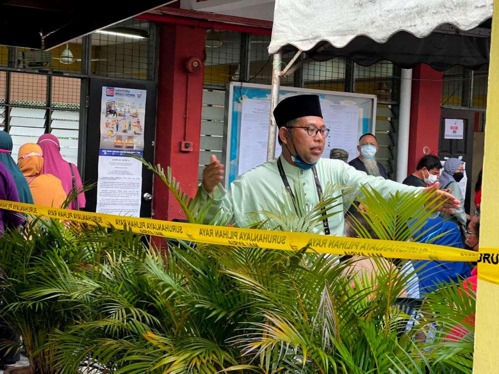Come rain or shine: Early birds come out in droves in Sungai Buloh