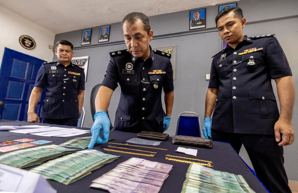 Cops nab housewife suspected of fleeing with handbag containing cash, jewellery Cops nab housewife suspected of fleeing with handbag containing cash, jewellery