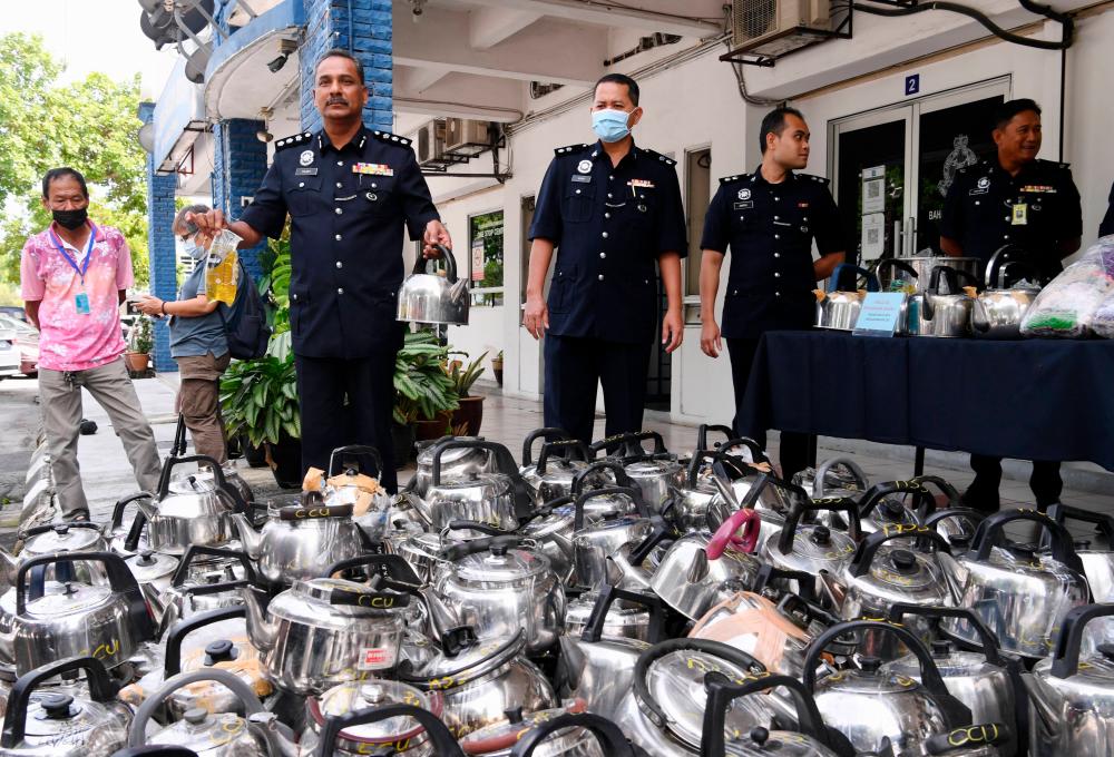 Cops nab three Nigerians, cripple cooking oil smuggling syndicate Cops nab three Nigerians, cripple cooking oil smuggling syndicate