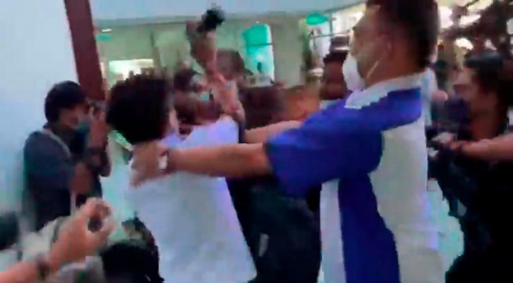 Cops probing Shah Alam court scuffle involving lawyer, photographer Cops probing Shah Alam court scuffle involving lawyer, photographer