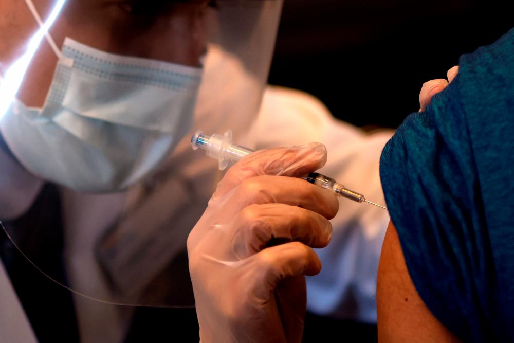 Covid-19: Brazil health officials receive death threats over child vaccinations