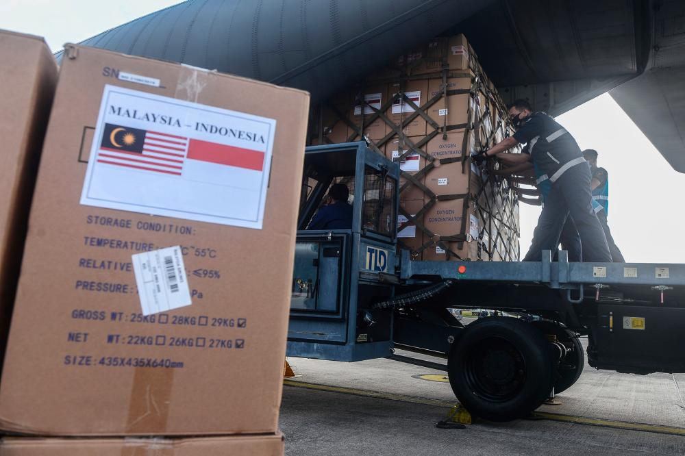 Covid-19: Malaysia hands over medical supplies to Indonesia