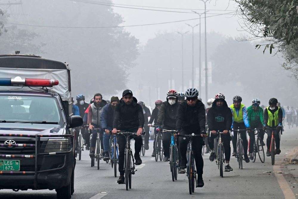 Cyclists brave Lahore smog to convince drivers to ditch their cars