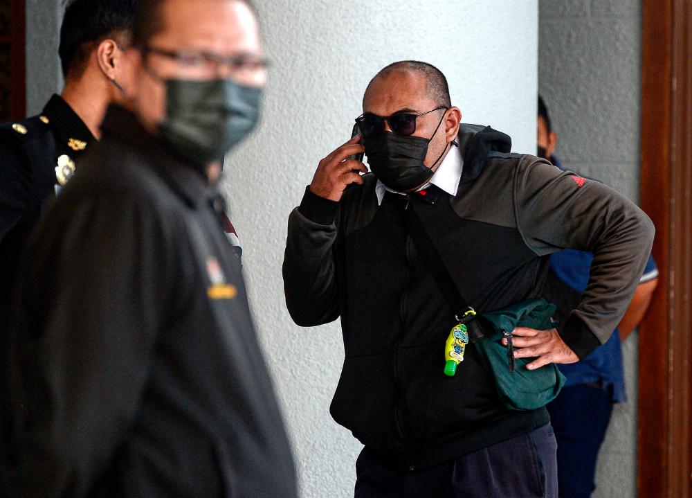 Dua bekas pegawai kanan MARA Corp didakwa salah guna jawatan dapatkan elaun memangku Dua bekas pegawai kanan MARA Corp didakwa salah guna jawatan dapatkan elaun memangku