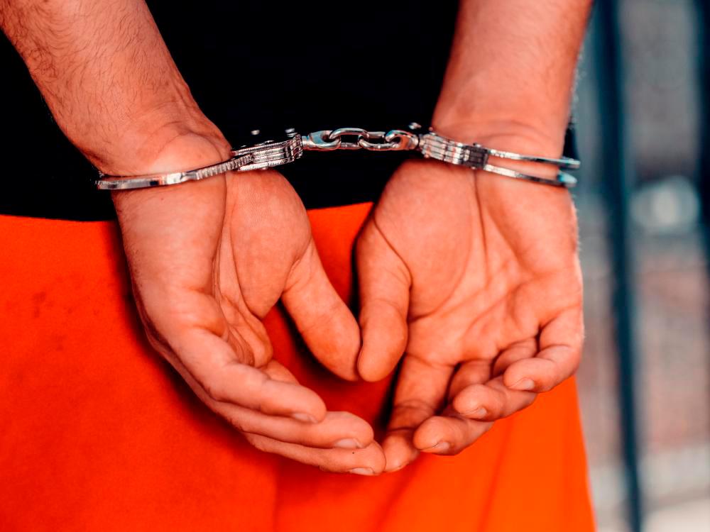 Dua rakan termasuk warga Singapura didakwa beri rasuah RM90,000 kepada pegawai polis