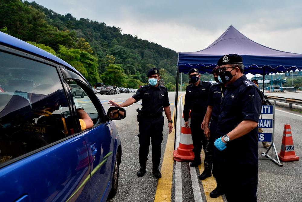 EMCO: Police to step up monitoring outside localities installed with barbed wires EMCO: Police to step up monitoring outside localities installed with barbed wires