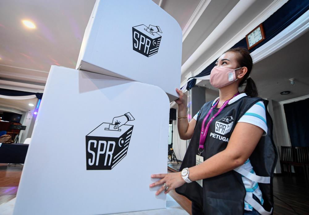 Early voting: Disposable brush to be used to apply indelible ink on symptomatic voters' fingers Early voting: Disposable brush to be used to apply indelible ink on symptomatic voters' fingers