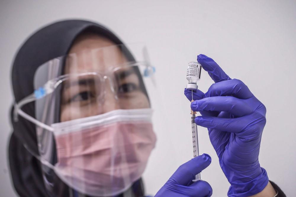 Elderly advised to get Covid-19 vaccine, booster ahead of Ramadan: Khairy Elderly advised to get Covid-19 vaccine, booster ahead of Ramadan: Khairy