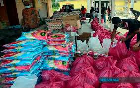 Elderly couple travels across districts to give donations to asnaf
