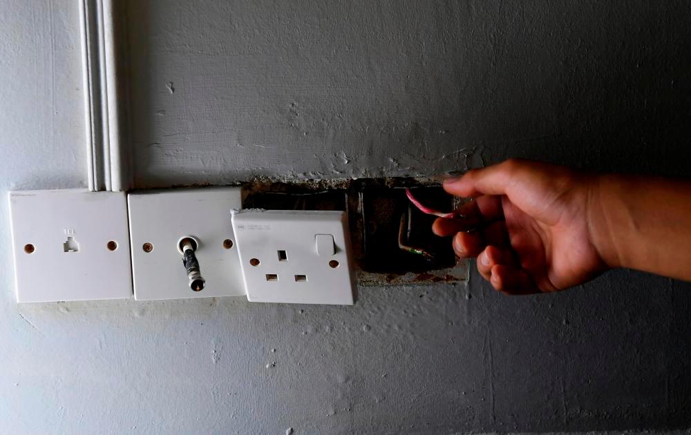 Electricians volunteers offer free wiring checks for flood victims Electricians volunteers offer free wiring checks for flood victims