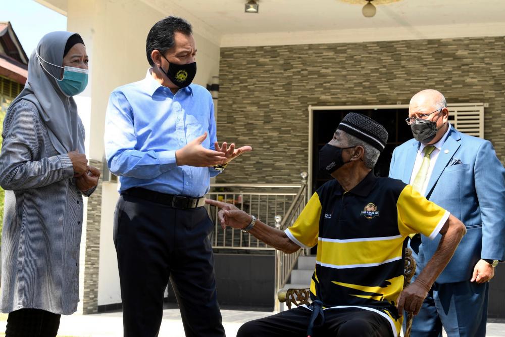 FAM President visits ailing legendary footballer Syed Ahmad
