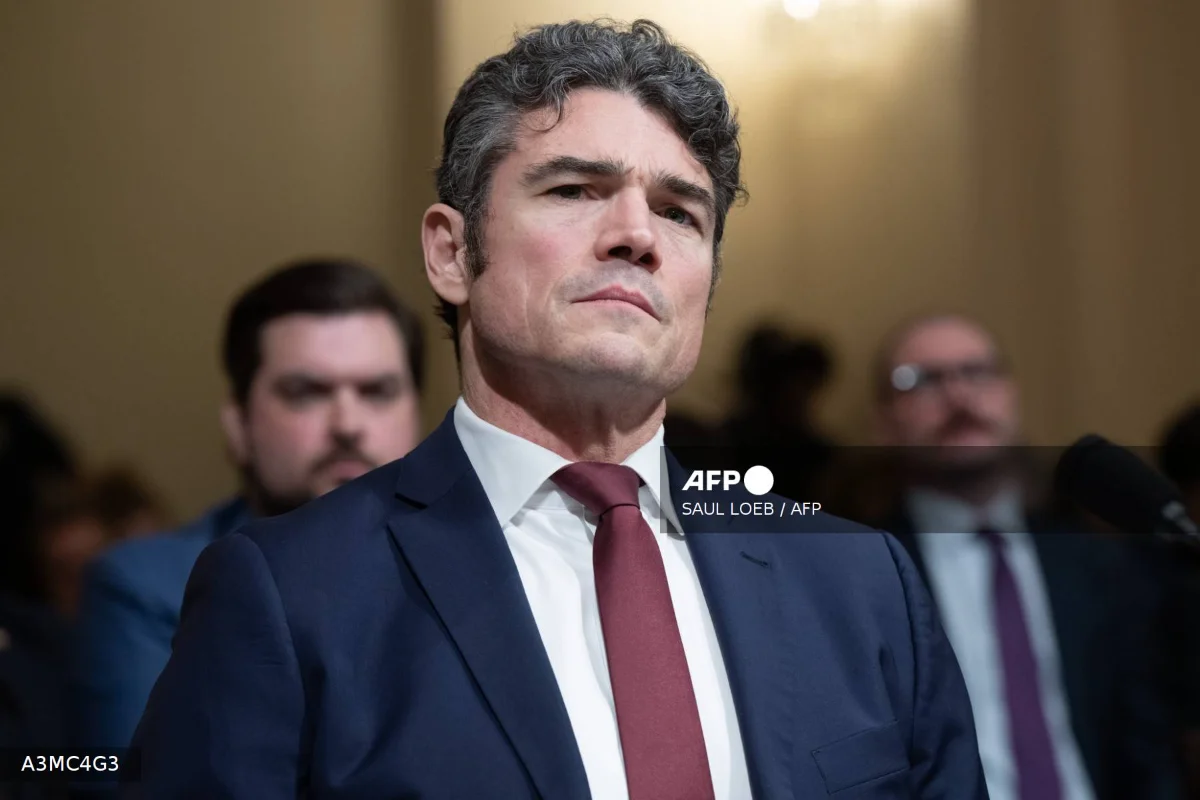 FBI_probes_ex-counterterrorism_chief_over_alleged_classified_leaks