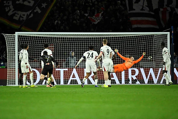 FBL-EUR-C1-PSG-CHELSEA (1) PSG hit five to stun Chelsea in Champions League last 16