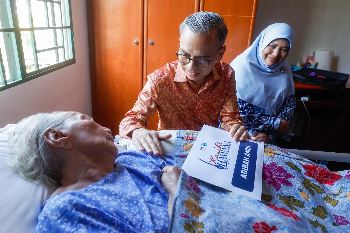 Fahmi_Fadzil_visits_ailing_veteran_journalist_Adibah_Amin