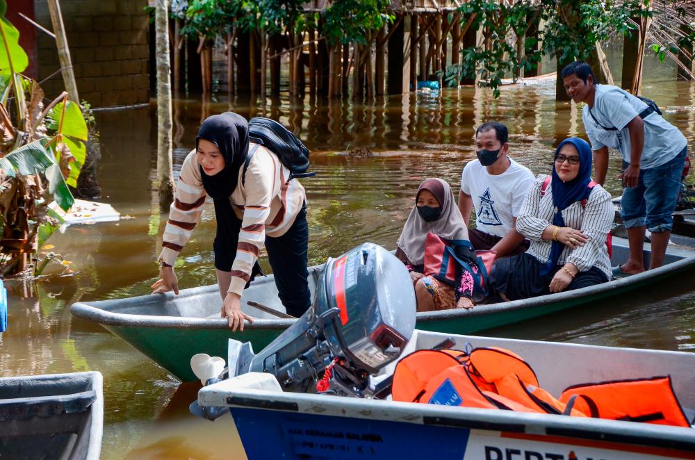 Family of five brave through stagnant floodwaters to vote Family of five brave through stagnant floodwaters to vote